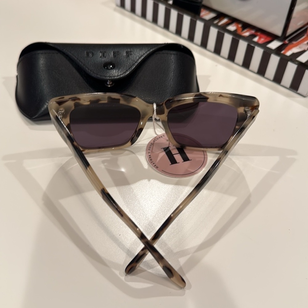 Stylish Tortoise Shell Sunglasses - Picture 3 of 4